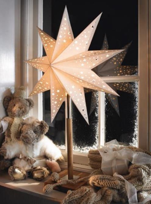 Świąteczny lampion Solvalla z drewnianą podstawą i szklaną osłoną