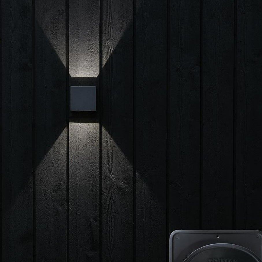 Szary kinkiet Argos o stopniu ochrony IP44 z możliwością regulacji