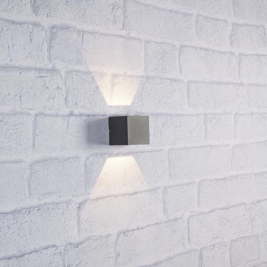 Szary kinkiet Argos o stopniu ochrony IP44 z możliwością regulacji