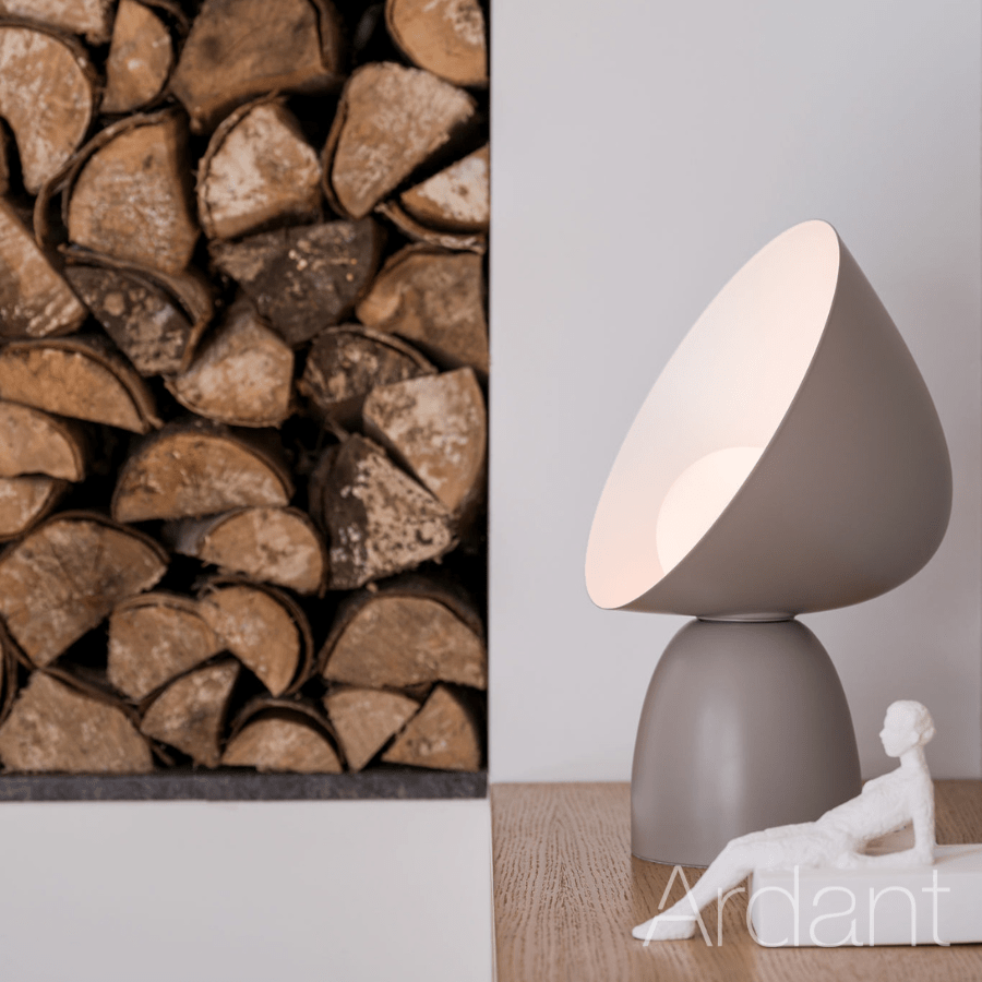 Szklana kula w odcieniach szarości i brązu – lampa stołowa Hello marki DFTP