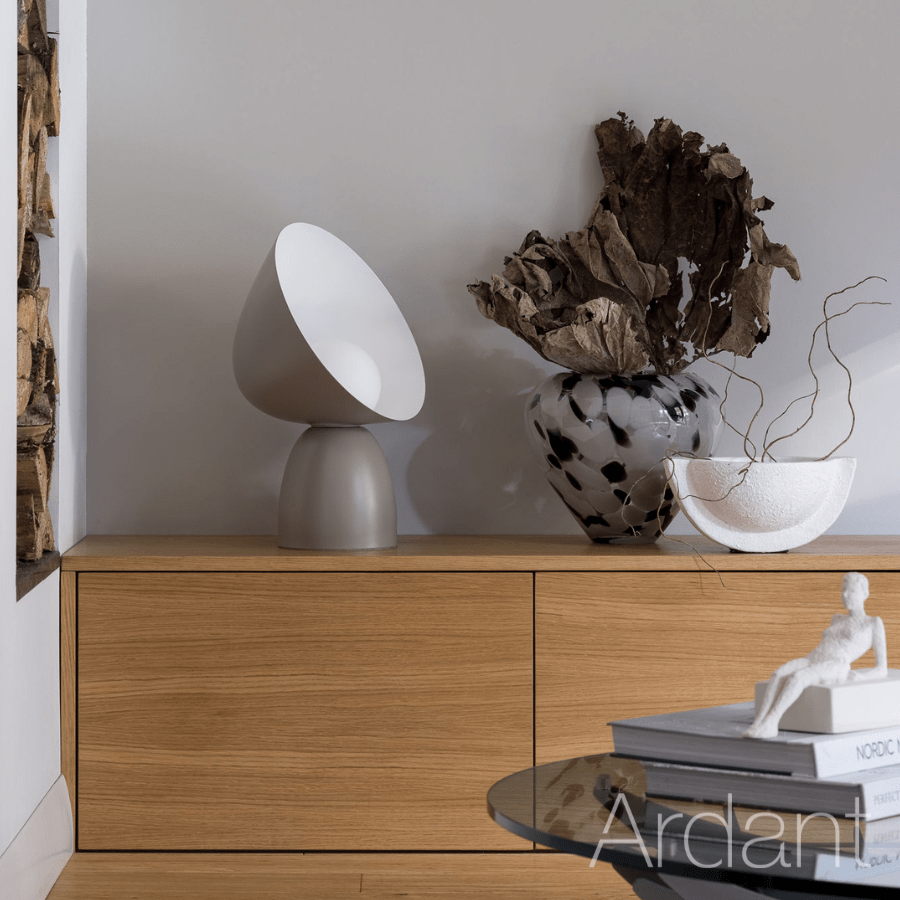 Szklana kula w odcieniach szarości i brązu – lampa stołowa Hello marki DFTP