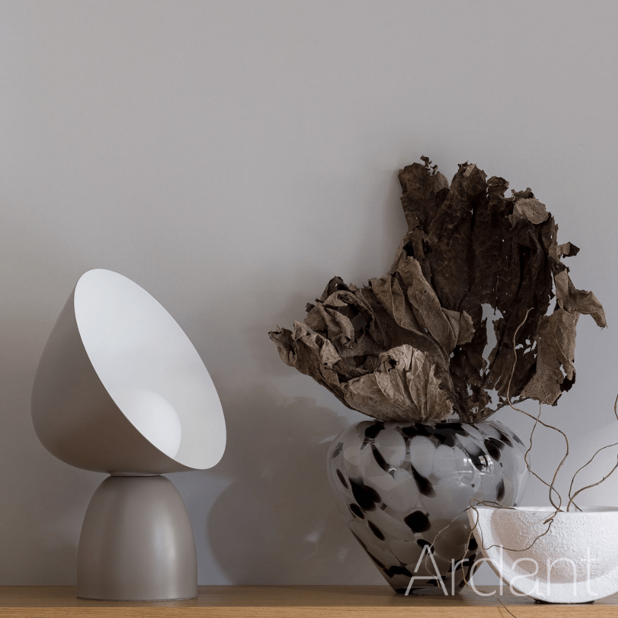 Szklana kula w odcieniach szarości i brązu – lampa stołowa Hello marki DFTP