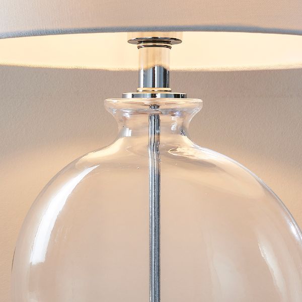Szklana lampa stołowa Gideon z materiałowym abażurem