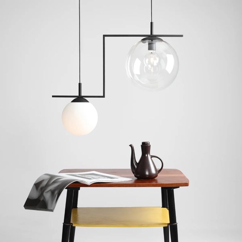 Unikalna lampa wisząca Zac z czarną oprawą i szklanymi kloszami