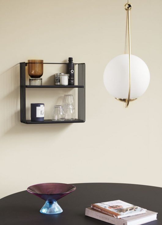 Wisząca lampa Above z przezroczystą szklaną kulą i elegancką złotą oprawą