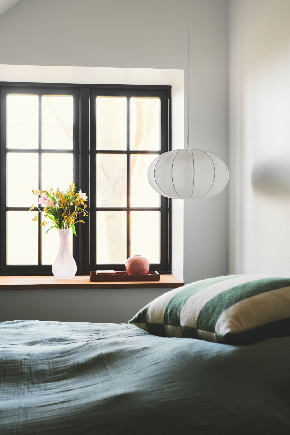 Wisząca lampa Aeron 40 w kształcie białego lampionu