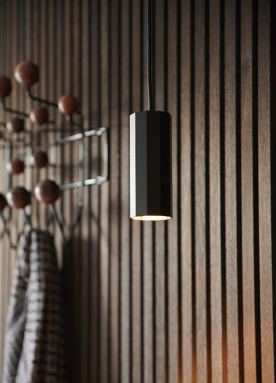 Wisząca lampa Alanis w czarnym kolorze z geometrycznym kloszem