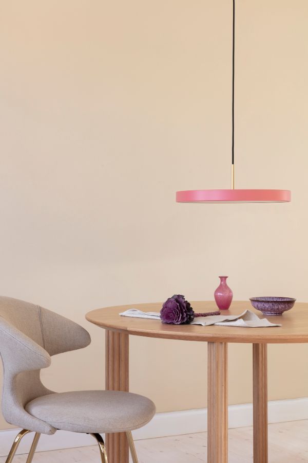 Wisząca lampa Asteria w jasnoróżowym kolorze z wbudowanym oświetleniem LED