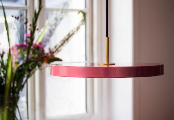 Wisząca lampa Asteria w jasnoróżowym kolorze z wbudowanym oświetleniem LED