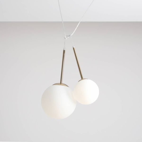 Wisząca lampa Bosso S z mleczną kulą i złotą ramą