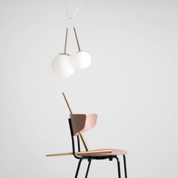 Wisząca lampa Bosso S z mleczną kulą i złotą ramą