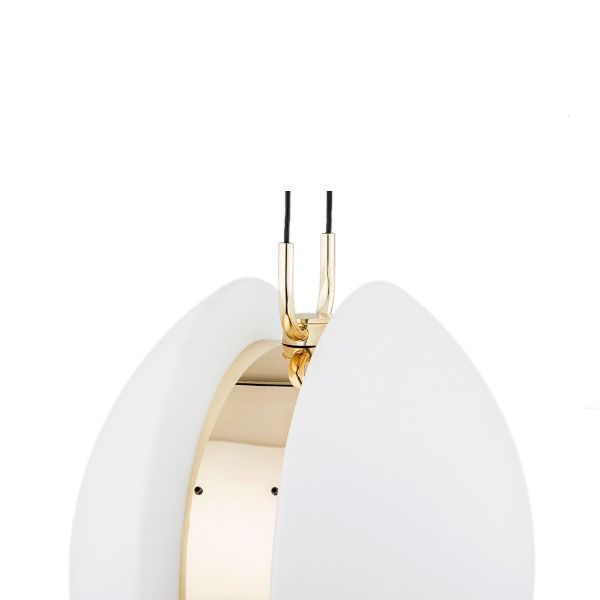 Wisząca lampa Buffalo z mlecznym kloszem i złotymi detalami