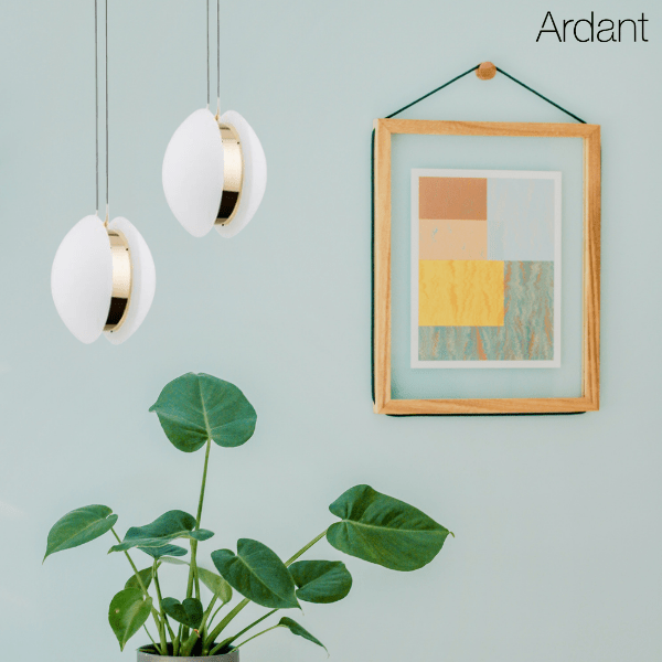 Wisząca lampa Buffalo z mlecznym kloszem i złotymi detalami