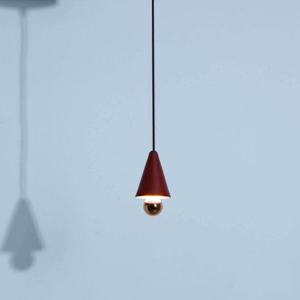 Wisząca lampa Cherry XS w kolorze kasztanowym o stożkowym kształcie