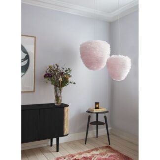 Nowoczesne wiszące różowe lampy z naturalnych piór. Dekoracyjne oświetlenie sufitowe w skandynawskim stylu do salonu lub sypialni.