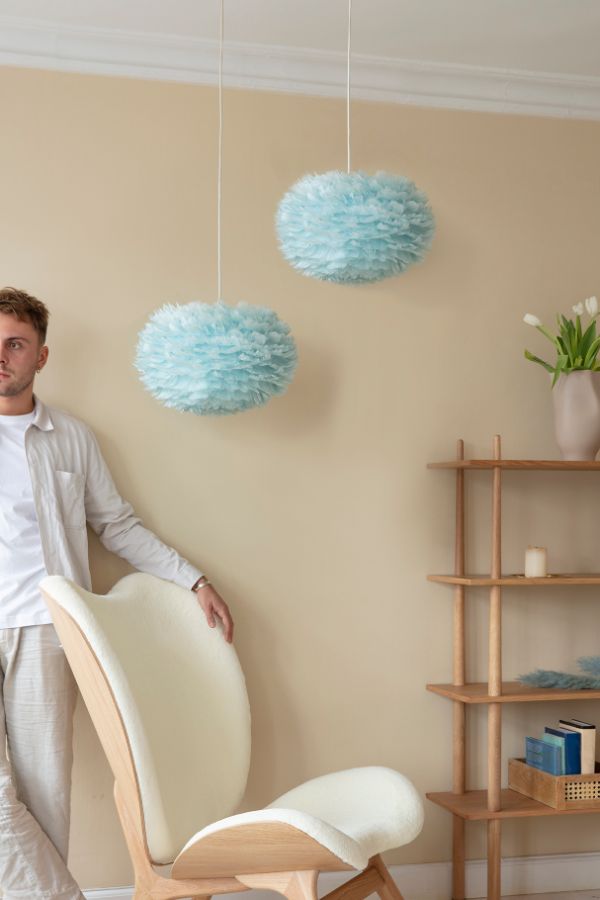 Wisząca lampa Eos L z naturalnych błękitnych piór