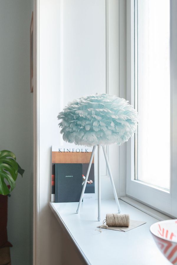 Wisząca lampa Eos Light M z naturalnych błękitnych piór