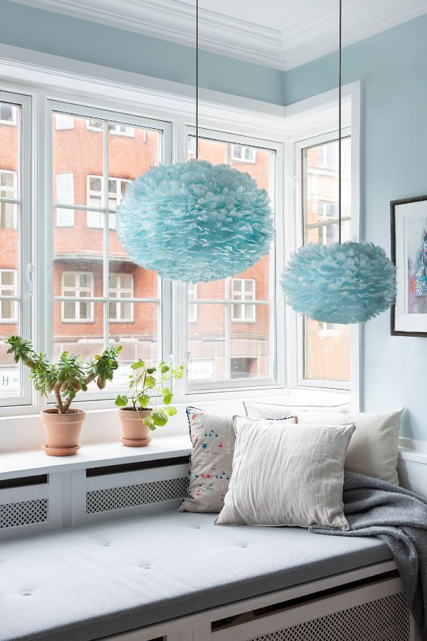 Wisząca lampa Eos Light M z naturalnych błękitnych piór