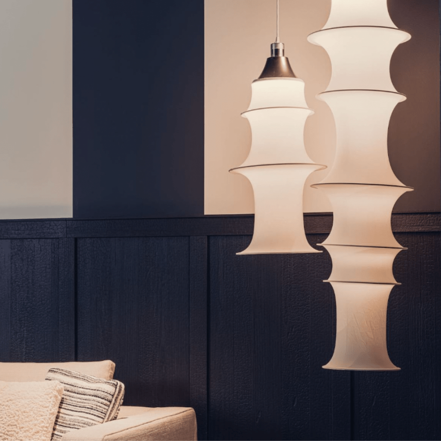 Wisząca lampa Falkland w białym kolorze, wykonana z tkaniny, wysokość 85 cm