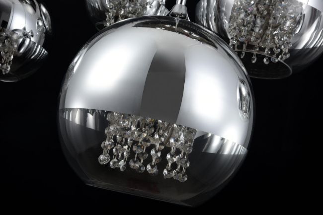 Wisząca lampa Fermi z pięcioma kulistymi kloszami wykonanymi ze szkła i metalu, ozdobiona kryształami