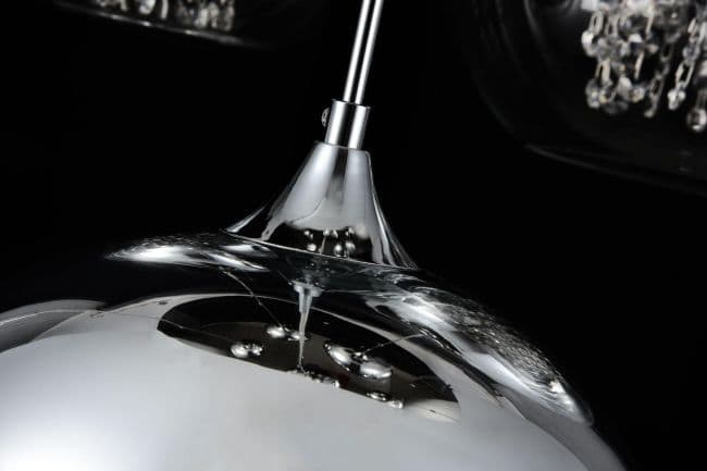 Wisząca lampa Fermi z pięcioma kulistymi kloszami wykonanymi ze szkła i metalu, ozdobiona kryształami