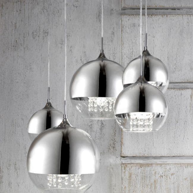 Wisząca lampa Fermi z pięcioma kulistymi kloszami wykonanymi ze szkła i metalu, ozdobiona kryształami