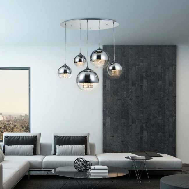 Wisząca lampa Fermi z pięcioma kulistymi kloszami wykonanymi ze szkła i metalu, ozdobiona kryształami