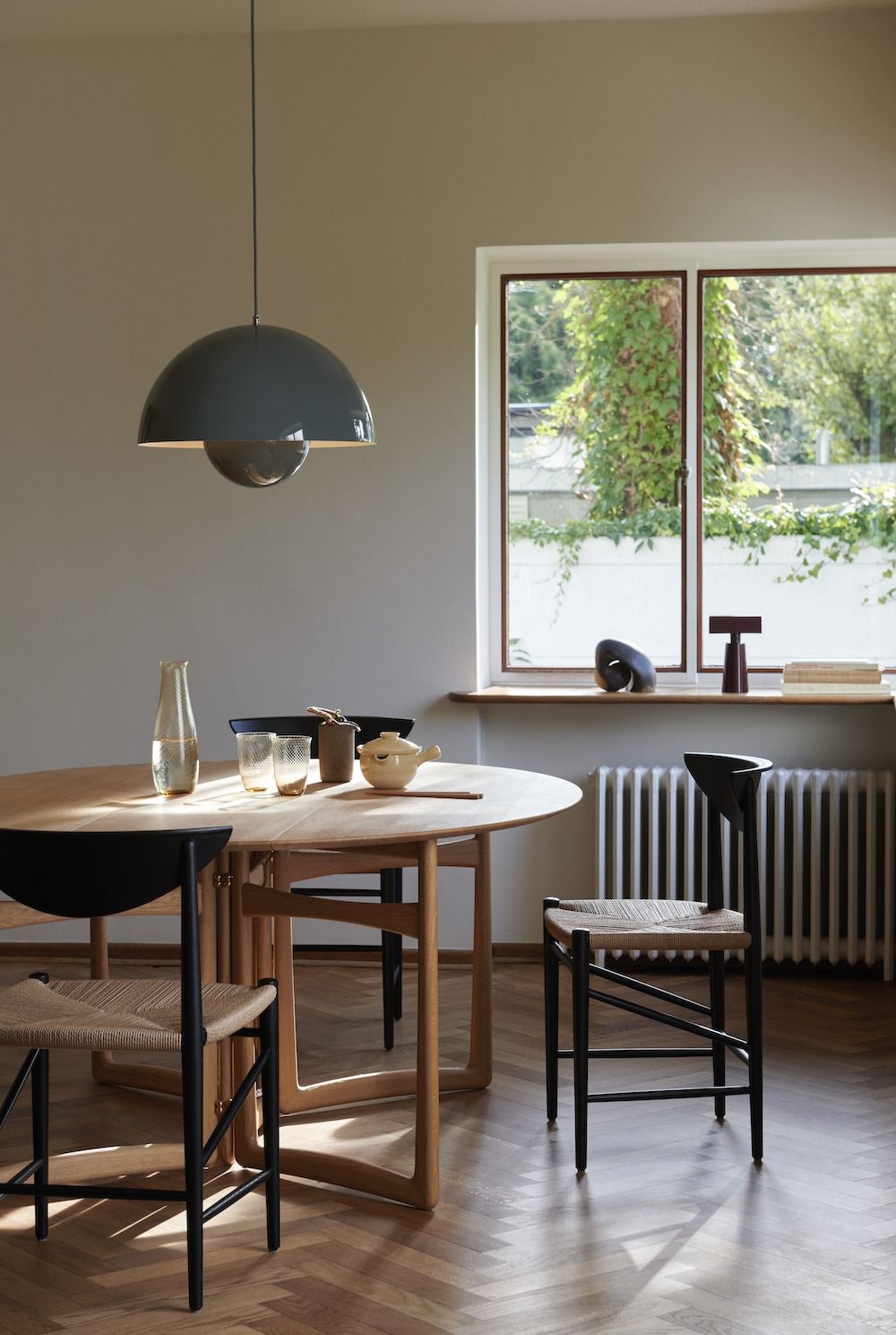 Wisząca lampa Flowerpot VP2 w kolorze Stone Blue o średnicy 50 cm