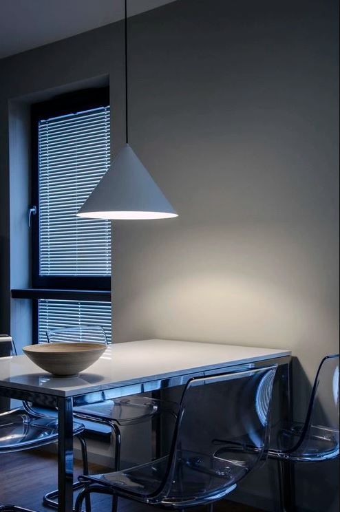 Wisząca lampa Konko Light w kształcie niebieskiego stożka o średnicy 45 cm