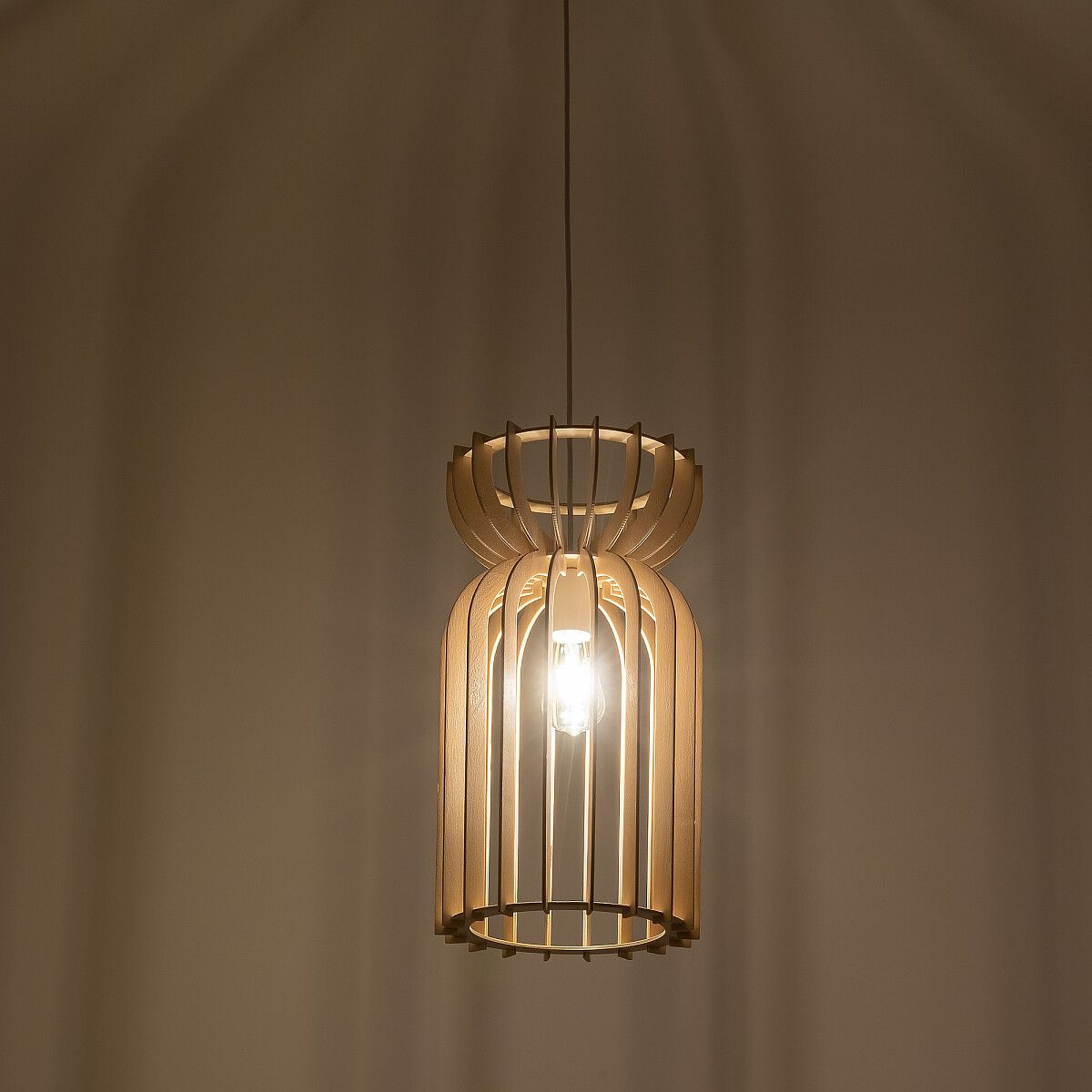 Wisząca lampa Kymi A z ażurowym kloszem