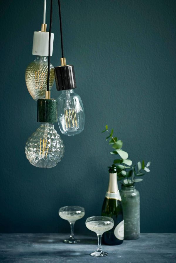 Wisząca lampa łazienkowa Siv z czarnego marmuru przy lustrze