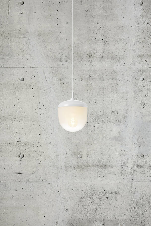 Wisząca lampa Magia 18 z białym szklanym kloszem