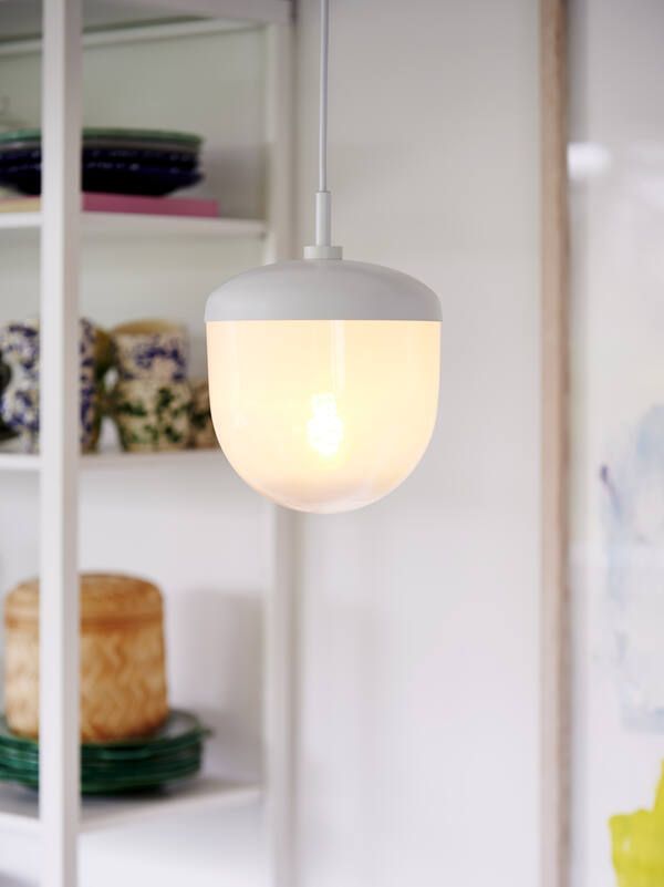 Wisząca lampa Magia 18 z białym szklanym kloszem