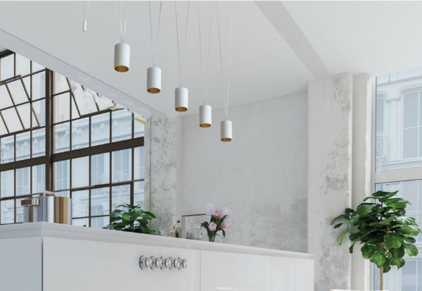 Wisząca lampa More Tone V w białym kolorze – smukłe tuby.