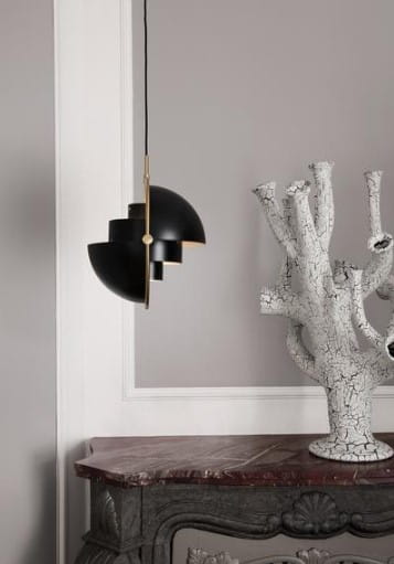 Wisząca lampa Multi-Lite M w kolorach czerni i mosiądzu