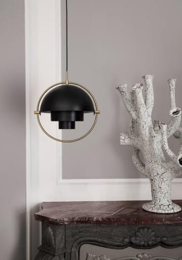 Wisząca lampa Multi-Lite M w kolorach czerni i mosiądzu