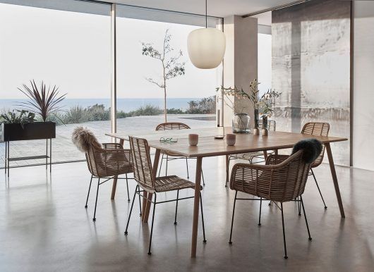 Wisząca lampa Muse w białym kolorze z szklanym kloszem i złotymi detalami