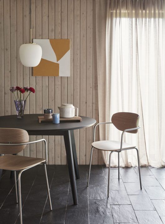 Wisząca lampa Muse w białym kolorze z szklanym kloszem i złotymi detalami