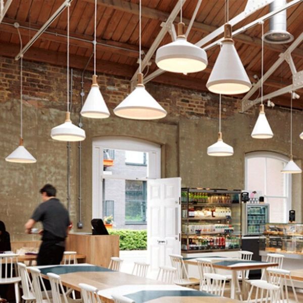 Wisząca lampa Nordic Woody o szerokim kloszu i średnicy 35 cm