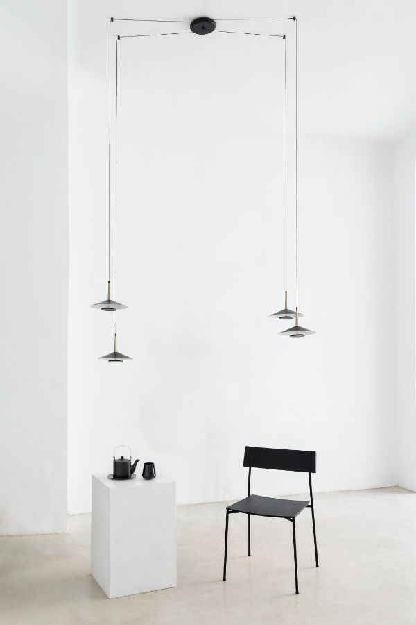 Wisząca lampa Orion z czterema kloszami i wydłużonym zawieszeniem