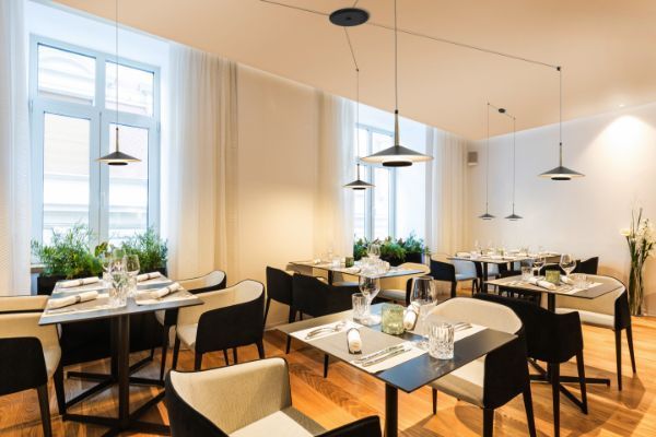 Wisząca lampa Orion z czterema kloszami i wydłużonym zawieszeniem