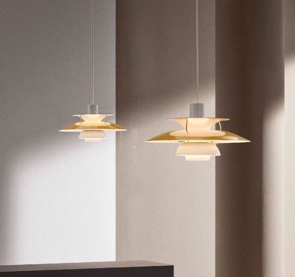 Wisząca lampa PH 5 Mini marki Louis Poulsen w kolorze mosiądzu