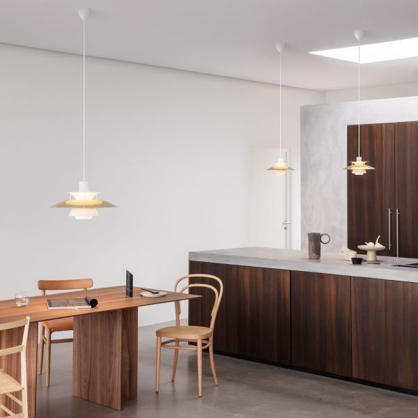 Wisząca lampa PH 5 Mini marki Louis Poulsen w kolorze mosiądzu