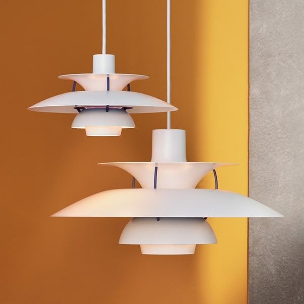 Wisząca lampa PH 5 Mini od Louis Poulsen w odcieniach bieli i fioletu