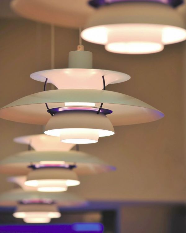 Wisząca lampa PH 5 Mini od Louis Poulsen w odcieniach bieli i fioletu