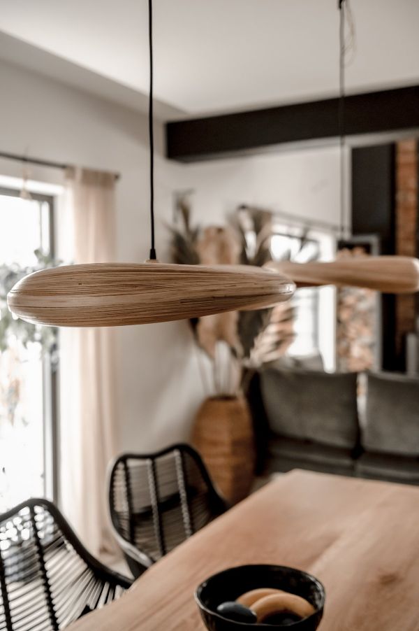 Wisząca lampa Stella M z bambusowym, płaskim kloszem w stylu boho