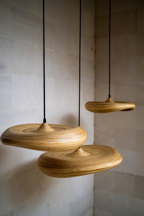 Wisząca lampa Stella M z bambusowym, płaskim kloszem w stylu boho