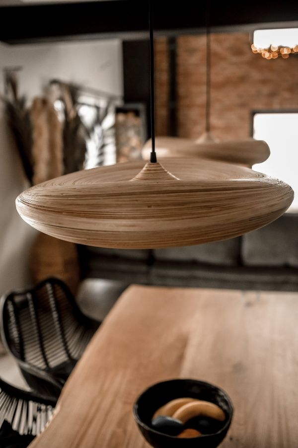 Wisząca lampa Stella M z bambusowym, płaskim kloszem w stylu boho