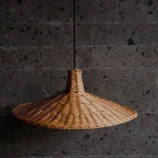 Naturalna, wiklinowa lampa wisząca Sutter w kształcie charakterystycznego kapelusza boho, zawieszona na minimalistycznym czarnym przewodzie. Idealna do wnętrz w stylu skandynawskim, japandi i rustykalnym.