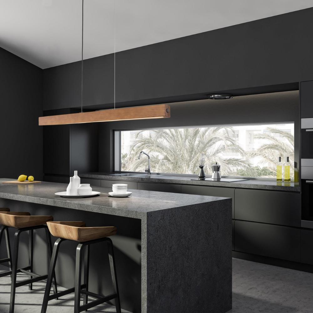 Wisząca lampa Teo z podłużną drewnianą listwą w kolorze orzecha